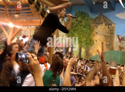 Rock-Sänger Campino wird einen kurzen Auftritt bei Hacker Bierzelt auf dem Oktoberfest in München, 7. Oktober 2012 gefeiert. Trotz der Tatsache, dass er seine Wette gewonnen während der TV-Show "Wetten, dass...?" spielte er noch am letzten Tag der Wiesn 2012. Foto: LAURA KAUFMANN Stockfoto