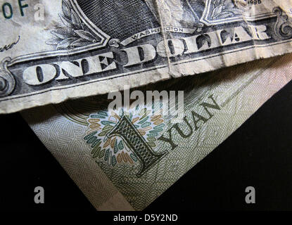 Datei - ILLUSTRATION - eine Illsutrated Archiv Bild 21. Juni 2012 datiert zeigt eine 1 Yuan und eine 1 Dollar-Note in Kaugbeuren, Deutschland. China ist der Sündenbock im US-Wahlkampf: Es wird gesagt, seine Währung zu manipulieren und Arbeitsplätze in den USA zu zerstören. In der Zwischenzeit China ist nicht nur der größte Gläubiger der USA, aber auch USA wichtigsten Exportmarkt außerhalb Nordamerikas. Stockfoto