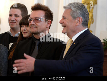 German President Joachim Gauck (R) und Co-Gründer von "One" und Sänger Bono (2-R) stehen neben Jugendbotschafter der 'One'-Kampagne im Schloss Bellevue in Berlin, Deutschland, 8. Oktober 2012. Foto: RAINER JENSEN Stockfoto