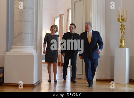 German President Joachim Gauck (R), seine Partner Daniela Schadt und Mitbegründer der "One" und Sänger Bono (C) gehen durch Schloss Bellevue in Berlin, Deutschland, 8. Oktober 2012. Sie trafen sich danach Jugendbotschafter "One"-Kampagne. Foto: RAINER JENSEN Stockfoto