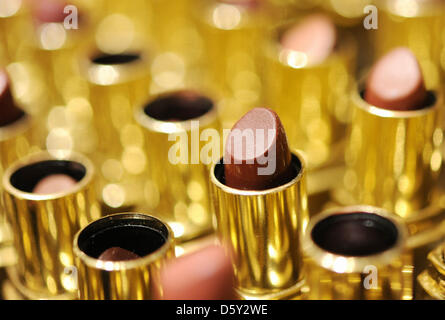 Datei - eine Archiv Bild datiert 12. Januar 2009 zeigt Lippenstift-Tester in einem Geschäft der Parfümeriekette Douglas in Dortmund, Deutschland. Unternehmensgruppe Douglas ankündigen wird ihre vorläufige Umsatzzahlen für das Geschäftsjahr 2011 / 2012 am 9. Oktober 2012. Foto: Bernd Thissen Stockfoto