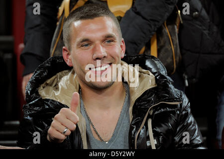 Ehemaliger Kölner Spieler Lukas Podolski besucht die 2. Devision Bundesligaspiel zwischen 1. FC Köln und SG Dynamo Dresden am Publikumseingänge in Köln, Deutschland, 8. Oktober 2012. Foto: Marius Becker Stockfoto