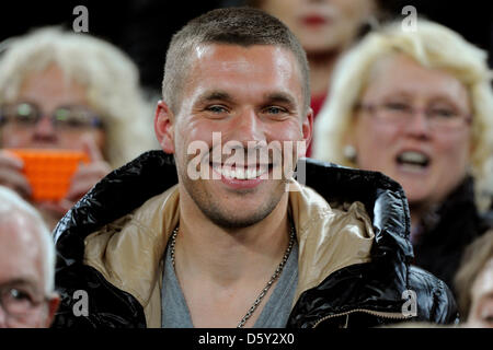 Ehemaliger Kölner Spieler Lukas Podolski besucht die 2. Devision Bundesligaspiel zwischen 1. FC Köln und SG Dynamo Dresden am Publikumseingänge in Köln, Deutschland, 8. Oktober 2012. Foto: Marius Becker Stockfoto