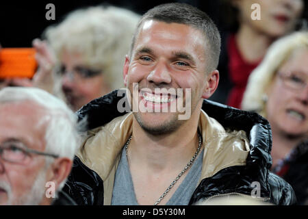 Ehemaliger Kölner Spieler Lukas Podolski besucht die 2. Devision Bundesligaspiel zwischen 1. FC Köln und SG Dynamo Dresden am Publikumseingänge in Köln, Deutschland, 8. Oktober 2012. Foto: Marius Becker Stockfoto