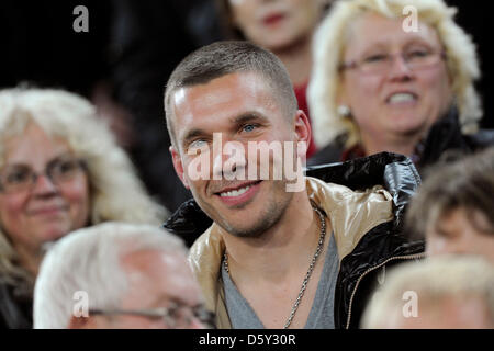 Ehemaliger Kölner Spieler Lukas Podolski besucht die 2. Devision Bundesligaspiel zwischen 1. FC Köln und SG Dynamo Dresden am Publikumseingänge in Köln, Deutschland, 8. Oktober 2012. Foto: Marius Becker Stockfoto