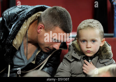 Ehemalige Kölner Spieler Lukas Podolski und sein Sohn Louis besuchen die 2. Devision Bundesligaspiel zwischen 1. FC Köln und SG Dynamo Dresden am Publikumseingänge in Köln, Deutschland, 8. Oktober 2012. Foto: Marius Becker Stockfoto