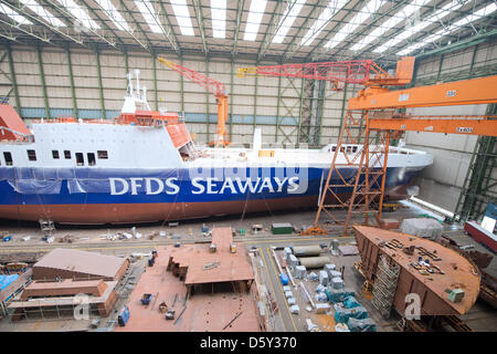 Mitarbeiter der Volkswerft Stralsund arbeiten auf einem speziellen Frachter für die dänische Reederei DFDS a/s in der P + S Werft in Stralsund, Deutschland, 9. April 2013. Der Insolvenzverwalter zeigen aktuelle Entwicklungen im Verfahren der Konkurs P + S Werften am 10. April. Foto: STEFAN SAUER Stockfoto