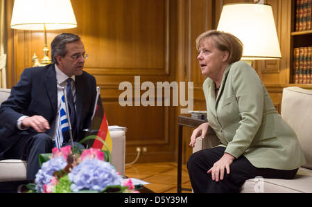 Griechischen Premier Antonis Samaras trifft Bundeskanzlerin Angela Merkel in Athen, Griechenland, 9. Oktober 2012. Bundeskanzlerin Merkel ist bei einem Besuch in Griechenland zum ersten Mal nach dem Beginn der Euro-Schuldenkrise. Foto: HANNIBAL Stockfoto