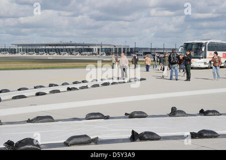 Eine Besuchergruppe steht auf der Südbahn bei künftigen Berlin-Brandenburg Airport (BER) in Schönefeld, Deutschland, 9. Oktober 2012. Neue Touren erlauben Leuten, Schritt auf dem Flugfeld. Die Eröffnung des BER ist bis 27. Oktober 2013 verschoben worden. Foto: BERND SETTNIK Stockfoto