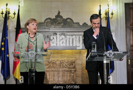 Griechischen Premier Antonis Samaras und Bundeskanzlerin Angela Merkel halten eine Pressekonferenz in Athen, Griechenland, 9. Oktober 2012. Bundeskanzlerin Merkel ist bei einem Besuch in Griechenland zum ersten Mal nach dem Beginn der Euro-Schuldenkrise. Foto: HANNIBAL Stockfoto