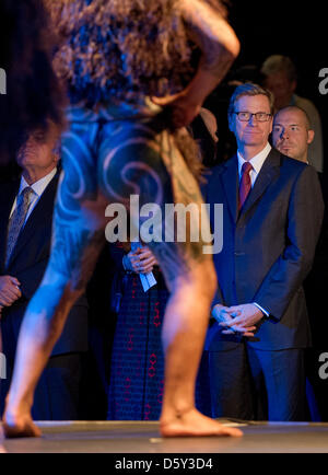 Der deutsche Außenminister Guido Westerwelle folgt ein traditionelle Maori Stammes-Tanz im Neuseeland Pavillon auf der Frankfurter Buchmesse in Frankfurt Main, Deutschland, 9. Oktober 2012. Die Tänzer trugen Lendenschurz, hatte Tattoo und Speere durchgeführt. Die weltweit größte Buchmesse ist geöffnet von 10 bis 14 Oktober. Foto: BORIS ROESSLER Stockfoto
