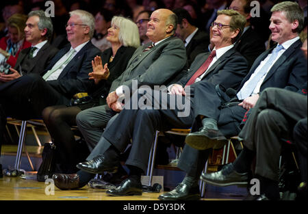 Frankfurts Oberbürgermeister Peter Feldmann (SPD, l-R), der Stellvertretende Ministerpräsident Hessens Jörg-Uwe Hahn (FDP), Martina Honnefelder, der Vorsteher des Börsenvereins des Deutschen Buchhandels, Gottfried Honnefelder, Bundesaußenminister Guido Westerwelle (FDP) Und der Stellvertretende Neuseeländische Premierminister, Simon William English Halt bin 09.10.2012 sterben Eröf Stockfoto