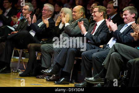 Frankfurts Oberbürgermeister Peter Feldmann (SPD, l-R), der Stellvertretende Ministerpräsident Hessens Jörg-Uwe Hahn (FDP), Martina Honnefelder, der Vorsteher des Börsenvereins des Deutschen Buchhandels, Gottfried Honnefelder, Bundesaußenminister Guido Westerwelle (FDP) Und der Stellvertretende Neuseeländische Premierminister, Simon William English Halt bin 09.10.2012 sterben Eröf Stockfoto