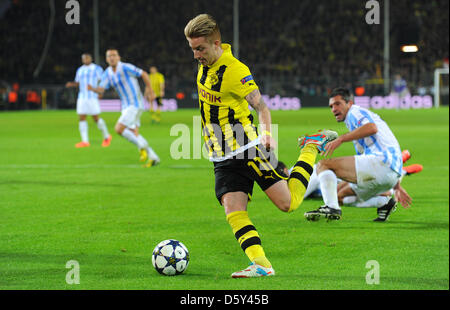 Dortmund, Deutschland. 9. April 2013. Dortmunder Marco Reus spielt den Ball in der UEFA Champions League Viertelfinale zweiten Bein Fußballspiel zwischen Borussia Dortmund und Málaga CF in Dortmund, Deutschland, 9. April 2013. Dortmund gewann 3-2. Foto: Thomas Eisenhuth/Dpa/Alamy Live News Stockfoto