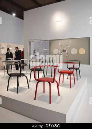 Mailand, Italien. 9. April 2013. Konstantin Grcic Lehrstühle an Emeco stehen während der Möbelmesse Salone Internazionale del Mobile Stockfoto