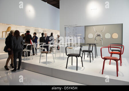 Mailand, Italien. 9. April 2013. Konstantin Grcic Lehrstühle an Emeco stehen während der Möbelmesse Salone Internazionale del Mobile Stockfoto