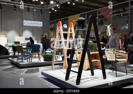 Mailand, Italien. 9. April 2013. CASAMANIA Stand und Besucher am Mailänder Möbelmesse Salone Internazionale del Mobile. Bildnachweis: A. Astes / Alamy Live News Stockfoto