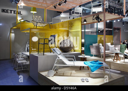 Mailand, Italien. 9. April 2013. Kettal stehen, neue Produkte auf der Mailänder Möbelmesse Salone Internazionale del Mobile. Bildnachweis: A. Astes / Alamy Live News Stockfoto