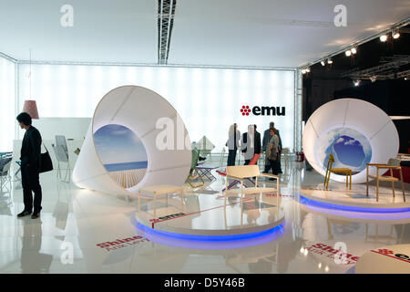 Mailand, Italien. 9. April 2013. EWU-Stand und Besucher am Mailänder Möbelmesse Salone Internazionale del Mobile. Bildnachweis: A. Astes / Alamy Live News Stockfoto