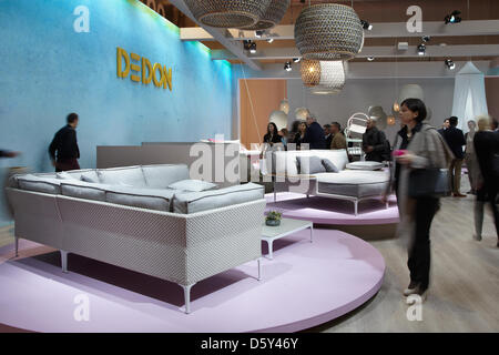 Mailand, Italien. 9. April 2013. Dedon Stand und Besucher am ersten Tag des Salone Internazionale del Mobile, Möbelmesse in Mailand. Bildnachweis: A. Astes / Alamy Live News Stockfoto