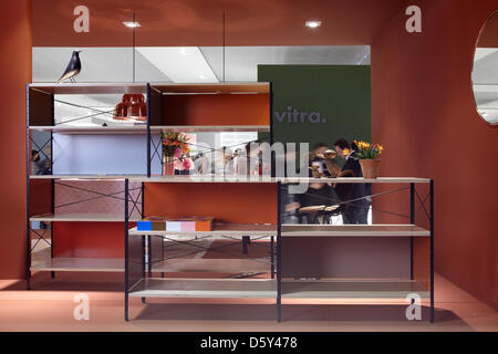 Mailand, Italien. 9. April 2013. Vitra Stand und Besucher beim ersten Tag der Mailänder Möbelmesse Salone Internazionale del Mobile. Bildnachweis: A. Astes / Alamy Live News Stockfoto