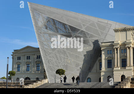 Besucher zu Fuß durch den Bau der Bundeswehr militärhistorischen Museums entworfen von berühmten Architekten Libeskind in Dresden, Deutschland, 12. Oktober 2012. Military History Museum in Dresden wurde am 14. Oktober 2011, nach sieben Jahren des Wiederaufbaus des Gebäudes wiedereröffnet. Foto: MATTHIAS HIEKEL Stockfoto