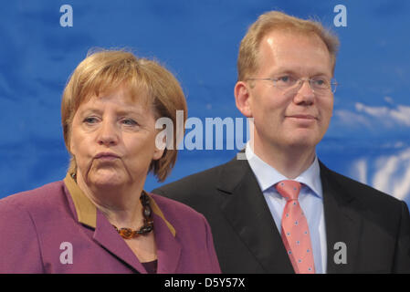 Deutsche Bundeskanzlerin Angela Merkel (CDU) steht neben unabhängiger Kandidat für das Bürgermeisteramt, Sebastian Turner, auf einer Bühne in Stuttgart, Deutschland, 12. Oktober 2012. Merkel kam nach Stuttgart, den unabhängige Kandidat für das Bürgermeisteramt, Turner zu unterstützen. Foto: FRANZISKA KRAUFMANN Stockfoto