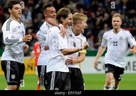 Deutschlands Kevin Volland (L-R), Karim Bellarabi, Torschütze Sebastian Rudy, Lewis Holtby und Maximilian Beister feiern das 1: 0-Ziel der U21 UEFA Fußball-Europameisterschaft Qualifikationsspiel zwischen Deutschland und der Schweiz in der BayArena in Leverkusen, Deutschland, 12. Oktober 2012. Foto: MARIUS BECKER Stockfoto