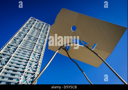 Hotel Arts mit David und Goliath Skulptur in Barcelona, Spanien Stockfoto