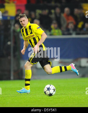 Dortmund, Deutschland. 9. April 2013. Dortmunds Lukasz Piszczek spielt den Ball in der UEFA Champions League Viertelfinale zweiten Bein Fußballspiel zwischen Borussia Dortmund und Málaga CF in Dortmund, Deutschland, 9. April 2013. Dortmund gewann 3-2. Foto: Thomas Eisenhuth/Dpa/Alamy Live News Stockfoto