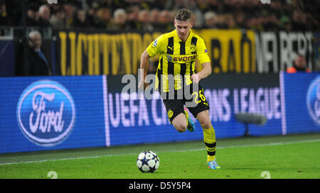 Dortmund, Deutschland. 9. April 2013. Dortmunds Lukasz Piszczek spielt den Ball in der UEFA Champions League Viertelfinale zweiten Bein Fußballspiel zwischen Borussia Dortmund und Málaga CF in Dortmund, Deutschland, 9. April 2013. Dortmund gewann 3-2. Foto: Thomas Eisenhuth/Dpa/Alamy Live News Stockfoto