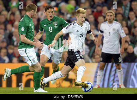 Deutschlands Marco Reus (R) wetteifert um den Ball mit der irischen Keith Andrews (C) und James McCarthy (L) während der FIFA WM 2014 Qualifikation Fußballspiel zwischen Irland und Deutschland im Aviva Stadium in Dublin, Irland, 12. Oktober 2012. Im Hintergrund Deutschlands Marcel Schmelzer. Das Spiel endete 1:6.  Foto: Federico Gambarini/Dpa +++(c) Dpa - Bildfunk +++ Stockfoto