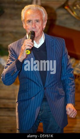 Britischer Sänger Tony Christie führt auf dem Oktoberfest auf dem Alexanderplatz in Berlin, Deutschland, 13. Oktober 2012. Die bayerischen Stil Volksfest wird bis zum 14. Oktober 2012 stattfinden. Foto: Tim Brakemeier Stockfoto