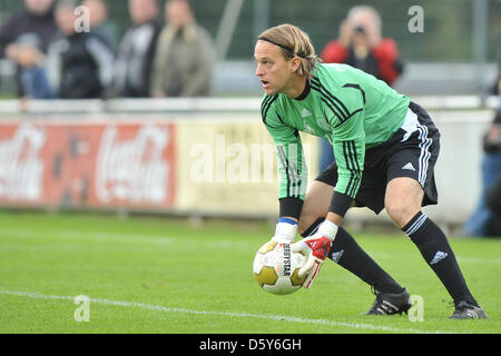 Schalke Torwart Timo Hildebrand stoppt den Ball während des Spiels Regionalliga VfB Hüls vs. FC Schalke 04 II am Sportplatz Badeweiher in Marl, Deutschland, 13. Oktober 2012. Foto: Revierfoto Stockfoto