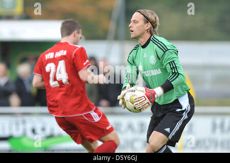 Schalke Torwart Timo Hildebrand (R) stoppt den Ball von Christian Erwig aus Hüls während des Regionalliga-Spiels VfB Hüls vs. FC Schalke 04 II am Sportplatz Badeweiher in Marl, Deutschland, 13. Oktober 2012. Foto: Revierfoto Stockfoto