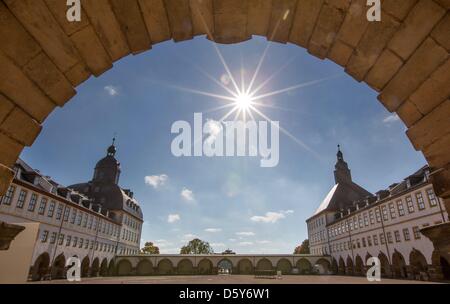 Datei - eine Archiv Bild datiert 11. Oktober 2012 zeigt die Sonne über die Ost und West Türme von Schloss Friedenstein in Gotha, Deutschland. Das Schloss ist ein weitgehend ursprünglichen Beispiel des frühen Barock in Deutschland. 30 Millionen Euro sollen bis 2014 zu machen, passen zu den "Barock-Universum" investiert werden. Foto: Michael Reichel Stockfoto