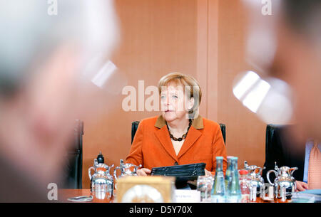 Berlin, Deutschland. 10. April 2013. Bundeskanzlerin Angela Merkel eröffnet der Kabinettssitzung im Kanzleramt in Berlin, Deutschland, 10. April 2013. Foto: KAY NIETFELD/Dpa/Alamy Live News Stockfoto