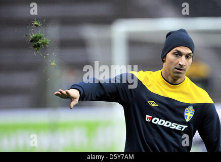 Schwedens Nationalstürmer Zlatan Ibrahimovic ist während eines Trainings der schwedischen Fußball-Nationalmannschaft vor ihr Qualifikationsspiel gegen Deutschland im Olympiastadion in Berlin, Deutschland, 15. Oktober 2012 abgebildet. Die WM Qualifikation Spiel Deutschland - Schweden am 16. Oktober 2012 stattfinden wird. Foto: HANNIBAL Stockfoto