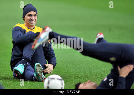 Schwedens Nationalstürmer Zlatan Ibrahimovic ist während eines Trainings der schwedischen Fußball-Nationalmannschaft vor ihr Qualifikationsspiel gegen Deutschland im Olympiastadion in Berlin, Deutschland, 15. Oktober 2012 abgebildet. Die WM Qualifikation Spiel Deutschland - Schweden am 16. Oktober 2012 stattfinden wird. Foto: HANNIBAL Stockfoto