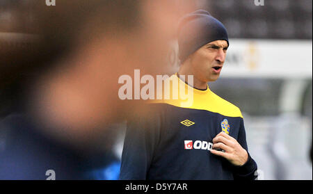 Schwedens Nationalstürmer Zlatan Ibrahimovic ist während eines Trainings der schwedischen Fußball-Nationalmannschaft vor ihr Qualifikationsspiel gegen Deutschland im Olympiastadion in Berlin, Deutschland, 15. Oktober 2012 abgebildet. Die WM Qualifikation Spiel Deutschland - Schweden am 16. Oktober 2012 stattfinden wird. Foto: HANNIBAL Stockfoto