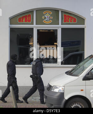 Polizisten gehen vorbei an das Clubhaus der Bandidos-Rocker-Gruppe bei einer Razzia in Magdeburg, Deutschland, 16. Oktober 2012. Laut einem Sprecher der staatlichen Kriminalpolizei untersuchen sie gegen mehrere Mitglieder der Bandidos wegen Fechten, unerlaubte Besitz von Waffen und Drogenhandel. Foto: JENS WOLF Stockfoto