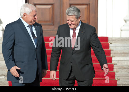 Präsident von Panama, Ricardo Martinelli (R), wird vom Bundespräsidenten Joachim Gauck vor Schloss Bellevue in Berlin, Deutschland, 16. Oktober 2012 empfangen. Foto: ROBERT SCHLESINGER Stockfoto