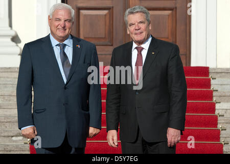 Präsident von Panama, Ricardo Martinelli (R), wird vom Bundespräsidenten Joachim Gauck vor Schloss Bellevue in Berlin, Deutschland, 16. Oktober 2012 empfangen. Foto: ROBERT SCHLESINGER Stockfoto