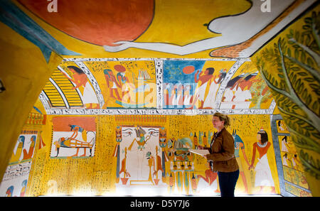 Blick auf das rekonstruierte Grab des alten ägyptischen Handwerkers Sennedjem im Museum für Kommunikation in Nürnberg, Deutschland, 16. Oktober 2012. Das Grab des Sennedjem gilt als der am besten erhaltenen antiken ägyptischen Handwerker Grab. Eine Rekonstruktion ist zum ersten Mal auf einem deutschen Museum präsentiert. Foto: DANIEL KARMANN Stockfoto