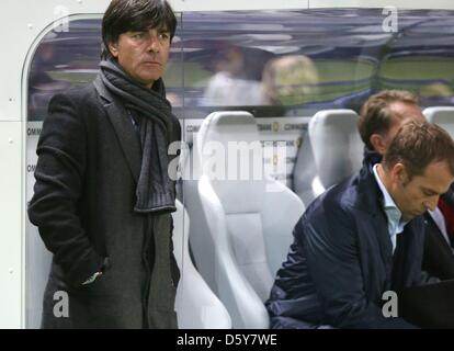 Deutschlands Trainer Joachim Löw (L) und seine Assistentin-Trainer Hans-Dieter Flick Blick niedergeschlagen während der FIFA WM 2014 Fußball-Qualifikationsspiel zwischen Deutschland und Schweden im Olympiastadion in Berlin, Deutschland, 16. Oktober 2012. Foto: Michael Kappeler/Dpa +++(c) Dpa - Bildfunk +++ Stockfoto