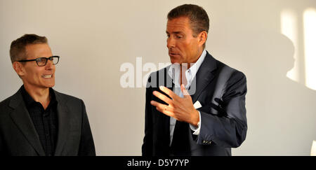 Richard Plepler (R), Co-Präsident von US Fernsehen Netzwerk HBO (Home Box Office) und zukünftige CEO und Michael Lombardo, HBO Director, Chat vor einem Interview mit der deutschen Presse-Agentur Dpa am Himmel Hauptsitz in Unterföhring bei München, Deutschland, 16. Oktober 2012. HBO Programmierung besteht in erster Linie von theatralisch veröffentlichten Filmen und original-Serie. In Zusammenarbeit Stockfoto