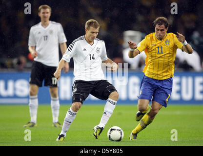 Deutschlands Holger Badstuber (C) wetteifert um den Ball mit Schwedens Johan Elmander während der FIFA WM 2014 Fußball-Qualifikationsspiel zwischen Deutschland und Schweden im Olympiastadion in Berlin, Deutschland, 16. Oktober 2012. Foto: Michael Kappeler/Dpa +++(c) Dpa - Bildfunk +++ Stockfoto