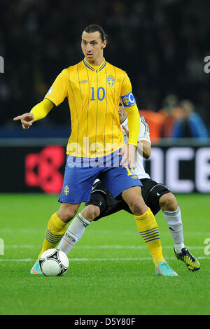 Schwedens Zlatan Ibrahimovic (vorne) wetteifert um den Ball mit Deutschlands Holger Badstuber vor der FIFA WM 2014 Fußball-Qualifikationsspiel zwischen Deutschland und Schweden im Olympiastadion in Berlin, Deutschland, 16. Oktober 2012. Foto: Revierfoto Stockfoto