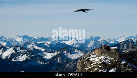 Wanderer und Touristen auf der Aussichtsplattform stehen und beobachten Sie das Alpenpanorama vom Wendelstein Berg im Chiemgau, Deutschland, 17. Oktober 2012. Foto: PETER KNEFFEL Stockfoto