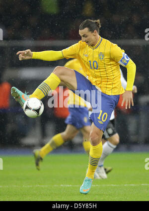 Schwedens Zlatan Ibrahimovic in Aktion während der FIFA WM 2014 Qualifikation Fußball-match zwischen Deutschland und Schweden im Olympiastadion in Berlin, Deutschland, 16. Oktober 2012. Foto: Michael Kappeler/dpa Stockfoto